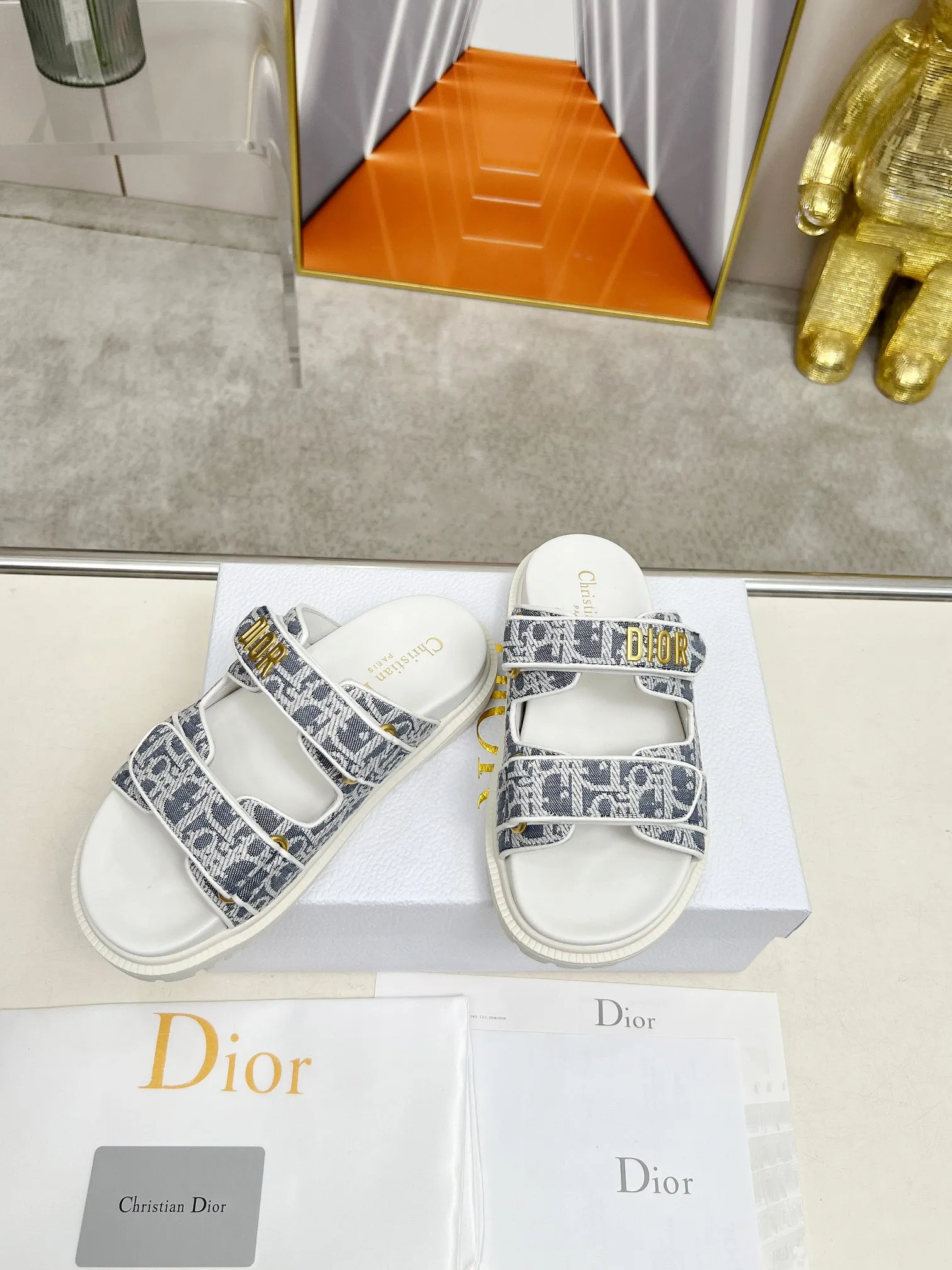 👟👟Ex-factory price 480👟👟Dior👏👏New classic style. 🔥Purchasing-level qualityThick-soled slippers popular in foreign counters. Upper➕Inner: original customized material, original mold opening of sole 1.1 (lightweight, code number 35-40 (41/42 can be customized)